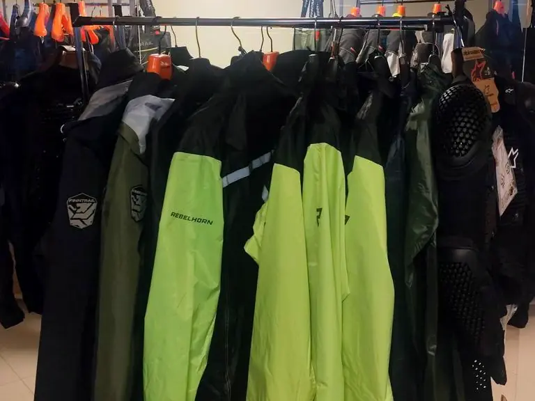 Rebelhorn lietaus striukės ryškia salotine spalva, Finntrail striukės ir Alpinestars apsaugos ant pakabų